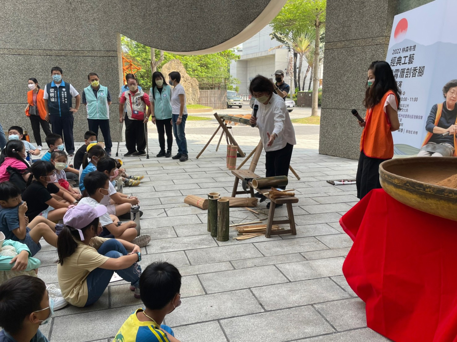 勇媽黃敏惠市場對傳統技藝讚嘆不已